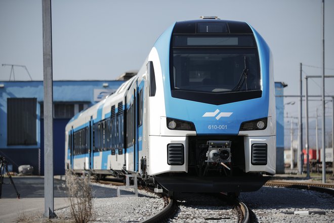 Nova trodelna dieselska Stadlerjeva garnitura potniškega vlaka Slovenskih železnic. FOTO: Uroš Hočevar/Delo