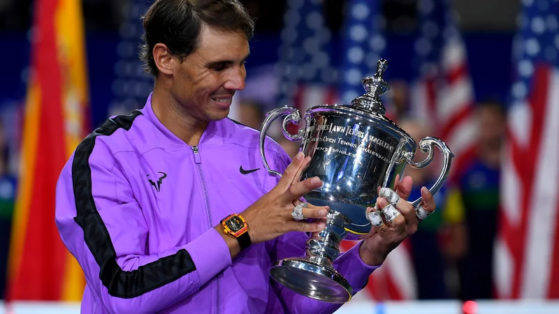 Fotografija: Rafael Nadal s šampionskim pokalom, ki ga je osvojil lani na OP ZDA. FOTO: USA Today Sports