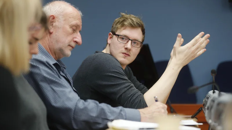 Fotografija: Člana odbora za podnebno politiko Dušan Plut in Rok Kranjc na okrogli mizi v organizaciji Dela na Filozofski fakulteti novembra lani. FOTO: Vidic Leon