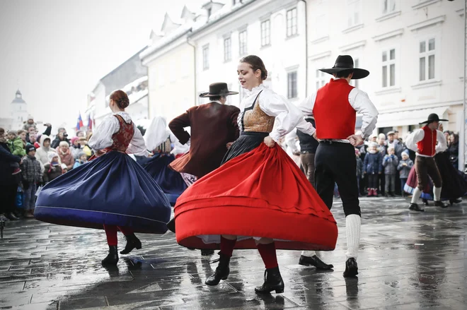 Med kranjskimi tradicionalnimi prireditvami je tudi Prešernov smenj. FOTO: Uroš Hočevar/Delo
