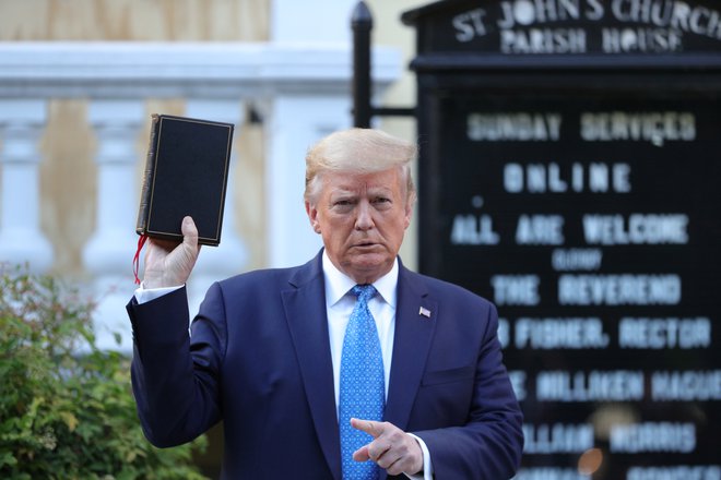 Sporna Trumpova poteza z Biblijo. FOTO: Tom Brenner/Reuters