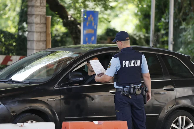 Po sproščanju ukrepov na meji z Italijo je zdaj znova brez omejitev odprta meja z Avstrijo. FOTO: Leon Vidic/Delo