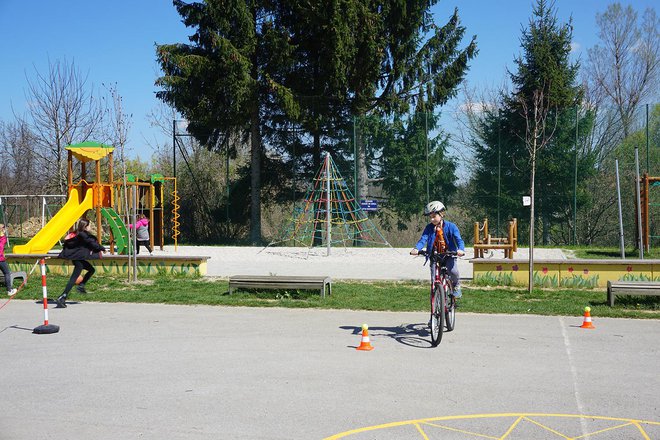 Svoje znanje o varnosti v prometu so učenci uporabili tudi v praksi, in sicer na kolesarskih športnih dnevih ali med zbiranjem prekolesarjenih kilometrov za svojo šolo. FOTO: varnonakolesu.si