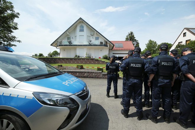 Policija pred hišo Walterja Lübckeja. Ernst je Lübckeja ponoči ustrelil v glavo na terasi te hiše. FOTO: Ralph Orlowski/Reuters