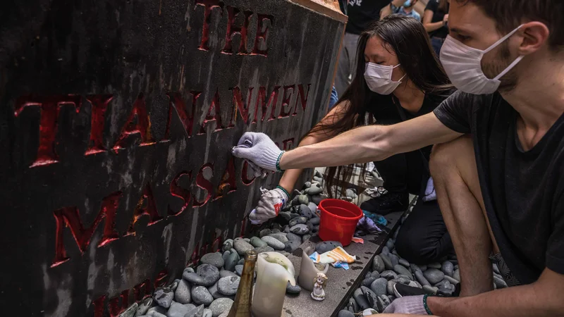 Fotografija: Večerno bedenje v Hongkongu v spomin na vse, ki so umrli na pekinškem Trgu nebeškega miru. Foto: Afp