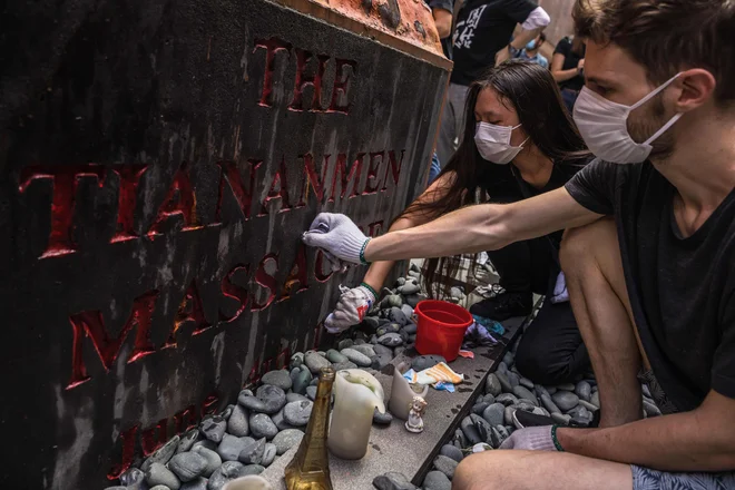 Večerno bedenje v Hongkongu v spomin na vse, ki so umrli na pekinškem Trgu nebeškega miru.&nbsp;Foto: Afp