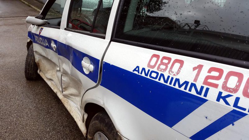 Fotografija: Napadalci so poškodovali tudi policijski avto. Fotografija je simbolična. FOTO: PU Novo mesto