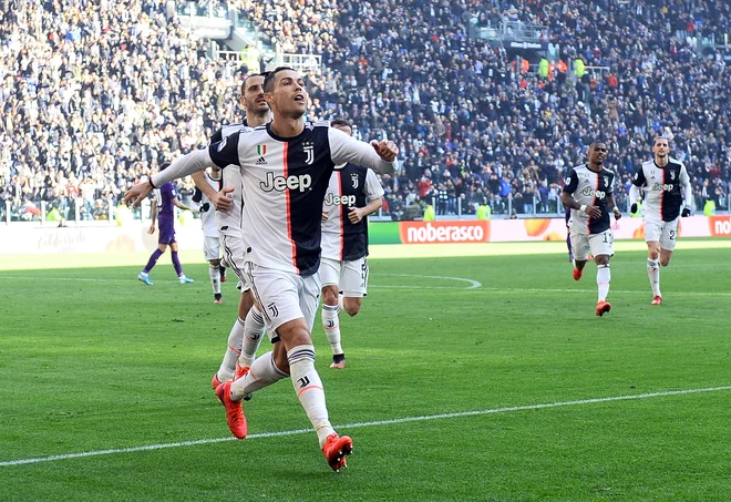 Cristiano Ronaldo Portugalec je doslej zaslužil 650 milijonov dolarjev zgolj z nogometnimi plačami. FOTO: Reuters
