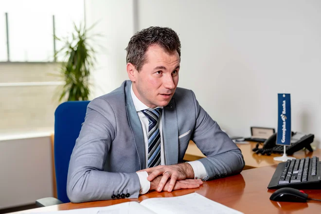Naša ideja je, da ponudimo obliko kratkoročnega financiranja na dolgi rok, kar vključuje tudi riziko neplačila kupca oziroma dolžnika, pravi Damir Abdić iz Gorenjske banke. Foto arhiv Gorenjske banke
