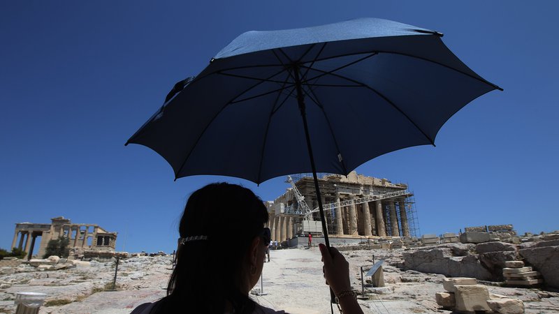 Fotografija: Turisti bodo lahko potovali po Evropi, a gotovo jih bo manj kot v preteklih letih, tudi v Grčiji. FOTO: Reuters