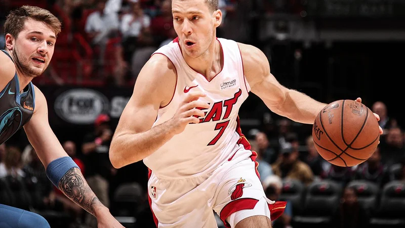 Fotografija: Goran Dragić (z žogo) je med pandemijo koronavirusa ostal v Miamiju, Luka Dončić (levo) se bo sredi meseca vrnil v ZDA, kjer ga čaka 14-dneva karantena. FOTO: Miami Heat