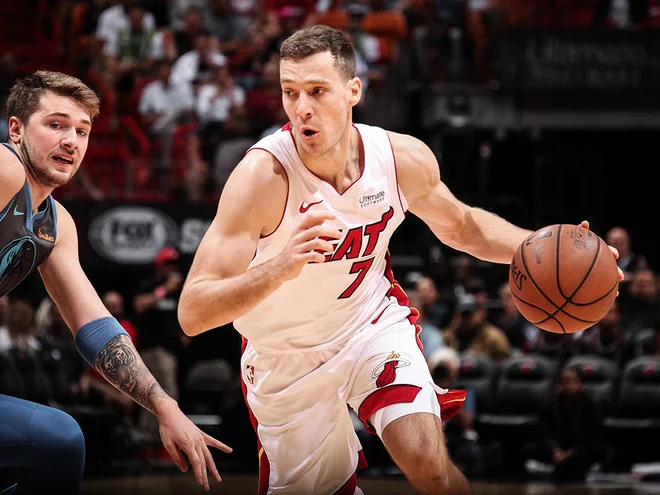 Goran Dragić (z žogo) je med pandemijo koronavirusa ostal v Miamiju, Luka Dončić (levo) se bo sredi meseca vrnil v ZDA, kjer ga čaka 14-dneva karantena. FOTO: Miami Heat