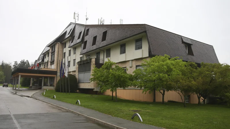 Fotografija: Obstoječa hotelska stavba iz 70. let prejšnjega stoletja  je nedvomno dotrajana in funkcionalno ter oblikovno nezadostna. Foto Jože Suhadolnik