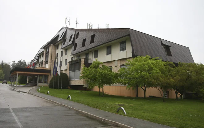 Obstoječa hotelska stavba iz 70. let prejšnjega stoletja&nbsp; je nedvomno dotrajana in funkcionalno ter oblikovno nezadostna. Foto Jože Suhadolnik