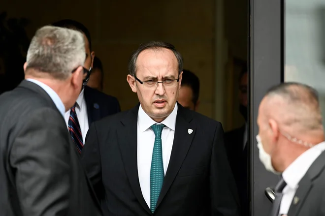 Koalicijo premiera Avdullaha Hotija, ki v času velikih izzivov za Kosovo deluje preveč bledo, čaka še dražja odločitev, kot je bila za Kurtija odločitev o ukinitvi carin. Foto: Armend Nimani/Afp