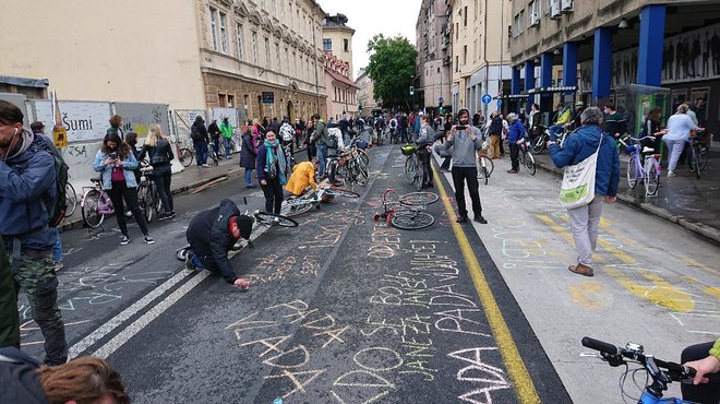 Po tem, ko je prejšnji teden policija kolesrajem izrekla globe za pisanje s kredo, so proetstnii s sporočili popisali Slovensko cesto. FOTO: Miha Pribošič