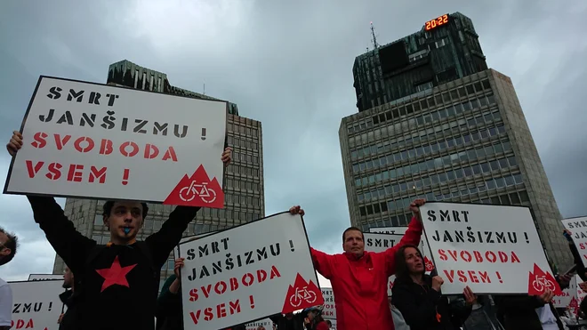 Protestniki so množično razvili transparente proti janšizmu. Policija je nekatere popisala. FOTO: Miha Pribošič