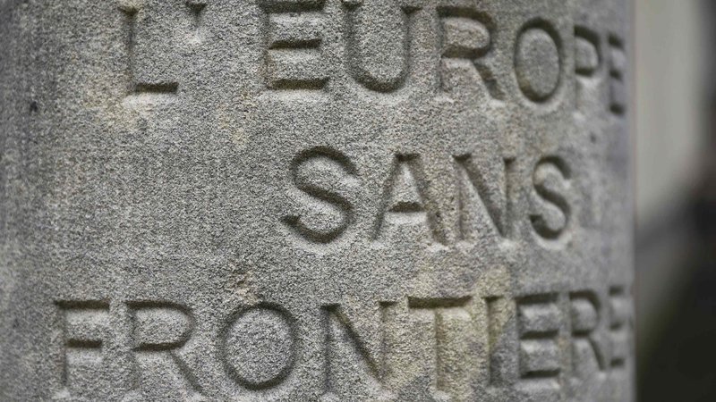 Fotografija: Evropa brez meja: spominsko obeležje v luksemburškem kraju Schengen, kjer je bil podpisan znameniti sporazum. FOTO: Wolfgang Rattay/Reuters Pictures