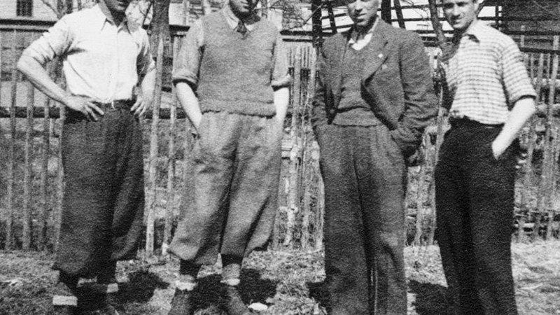Fotografija: Zoran, Ostoj, Branimir in dr. Boris, sinovi dr. Henrika Tume, v zaporu, 2. april 1945 Foto družinski arhiv