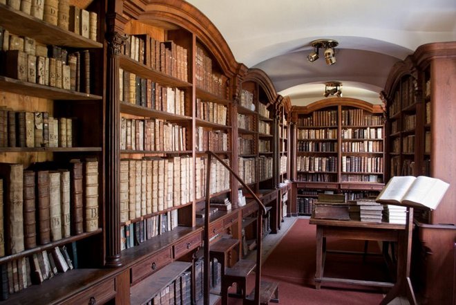 V prvem nadstropju je baročna Kapucinska knjižnica.<br />
Foto Valvasorjeva knjižnica Krško