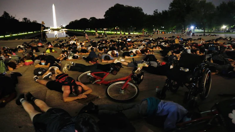 Fotografija: Protestno ležanje ob Lincolnovem spomeniku v Washingtonu. FOTO: Joey Roulette/Reuters