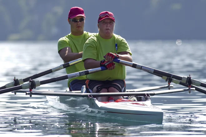 Tudi vsestranskemu Dejanu Fabčiču je preložitev paraolimpijskih iger vzelo voljo do nadaljevanja tekmovalne kariere. Na fotografiji s sotekmovalko Mojco Tomažin, skatero sta se merila na svetovnem prvenstvu v veslanju na Bledu. FOTO: Voranc Vogel/Delo