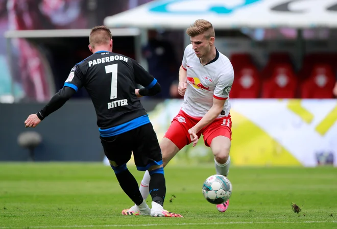Najbolj želeni nemški napadalec Timo Werner (desno) je še podaljšal pogodbo z Leipzigom. FOTO: AFP