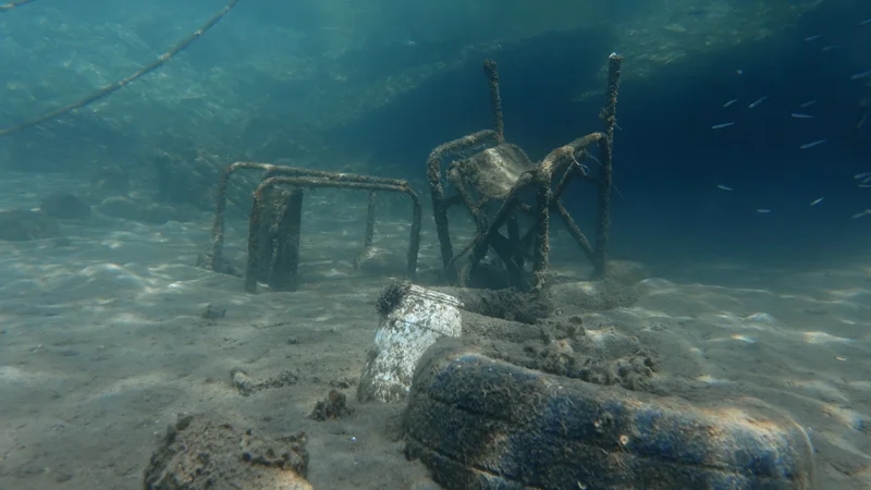 Fotografija: V morjih konča še vedno veliko preveč odpadkov. FOTO: Stelios Misinas/Reuters