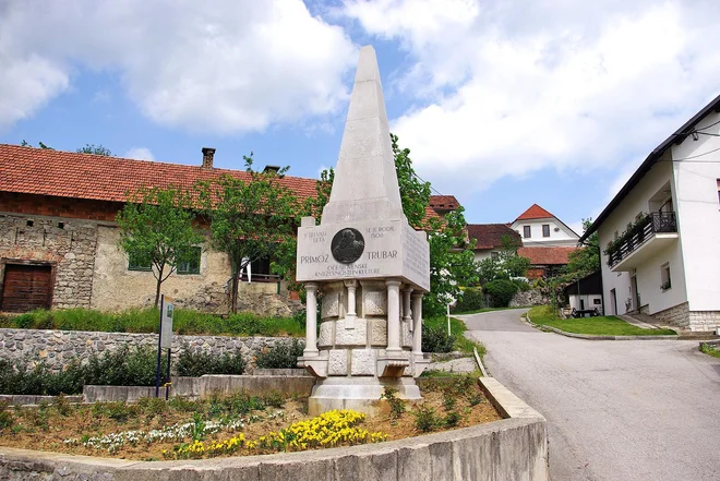 Trubarjev rojstni kraj Rašica pri Velikih Laščah s spomenikom. Foto Primož Hieng