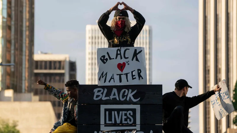 Pomanjkanje Trumpove preudarnosti zmanjšuje tudi mehko ameriško moč v svetu, in med množičnimi protesti in nemiri po smrti Georgea Floyda so ZDA prispele tako daleč, da jim levite o demokraciji berejo Rusija, Kitajska in Iran. Foto AFP