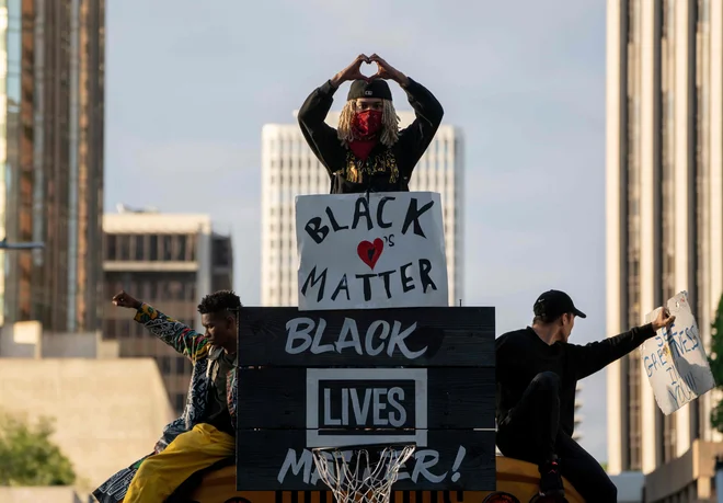 Pomanjkanje Trumpove preudarnosti zmanjšuje tudi mehko ameriško moč v svetu, in med množičnimi protesti in nemiri po smrti Georgea Floyda so ZDA prispele tako daleč, da jim levite o demokraciji berejo Rusija, Kitajska in Iran. Foto AFP