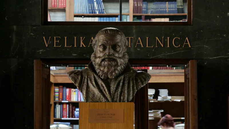 Fotografija: Kip Trubarja pred Veliko čitalnico Narodne in univerzitetne knjižnice. Foto Roman Šipič