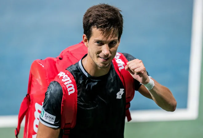 Aljaž Bedene se je s Kajo Juvan razveselil zmage v mešanih dvojicah za zahodno selekcijo, toda v skupnem izidu je po dveh dneh precej boljši vzhod. FOTO: VId Ponikvar/Sportida