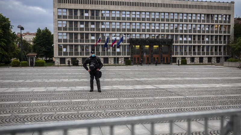 Fotografija: Približno 17 odstotkov anketiranih delo državnega zbora ocenjuje pozitivno, 43 odstotkov pa negativno. FOTO: Voranc Vogel/Delo