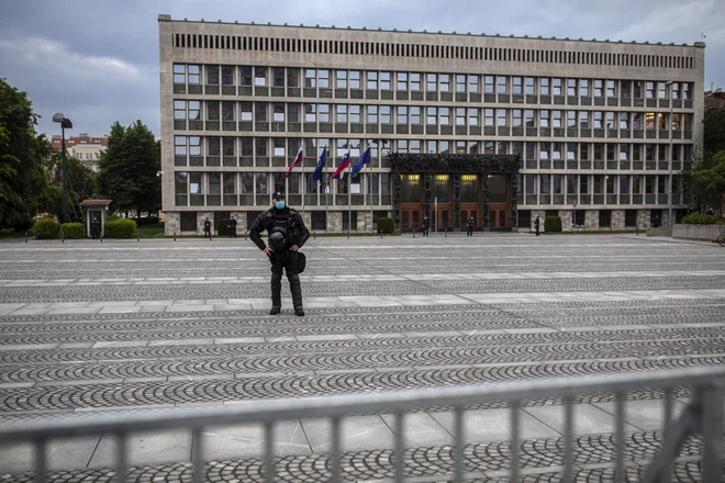 Približno 17 odstotkov anketiranih delo državnega zbora ocenjuje pozitivno, 43 odstotkov pa negativno. FOTO: Voranc Vogel/Delo