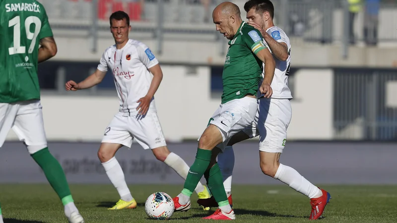 Fotografija: Zeleno-beli Ljubljančani so na zahtevnem gostovanju v Sežani dosegli tri gole in si pripravili lepo popotnico za sobotni derbi s Celjem. FOTO: Leon Vidic/Delo