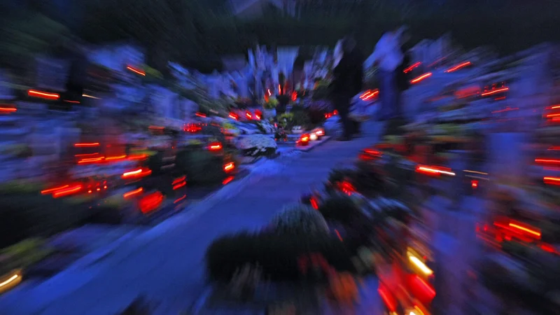 Fotografija: Pokopališča ob prvem novembru zasijejo. FOTO: Tomi Lombar/Delo