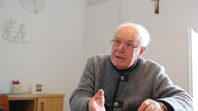 Fotografija: »Nimam časa, da bi mislil o slabih stvareh. Še toliko glasbe je v meni, ki jo moram napisati,« pravi Avgust Ipavec, duhovnik in skladatelj. FOTO: Tomi Lombar