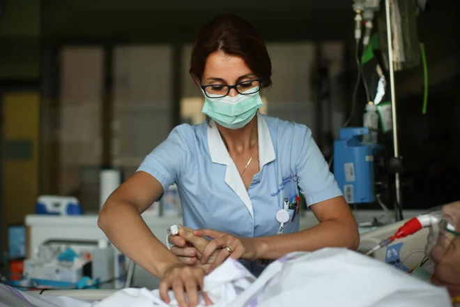 V klinični praksi se je dogajalo, da svojci ali pacienti po ustnem pojasnilu zdravnika niso želeli podpisati obrazca za privolitev ali zavrnitev posega oziroma zdravstvene oskrbe, zato so v UKC sklenili, da podpisi niso več potrebni. FOTO: Jure Eržen/Delo