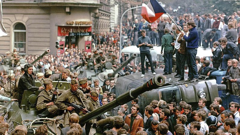 Fotografija: Avgusta 1968 so se sovjetski tanki odzvali na pismo Vasila Bilaka, v katerem je Moskvi poročal, da je Češkoslovaška skrenila z začrtane smeri.
Foto: Reuters