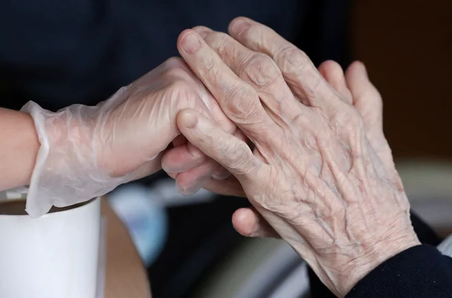 Smo starejše pustili na cedilu? Foto Reuters