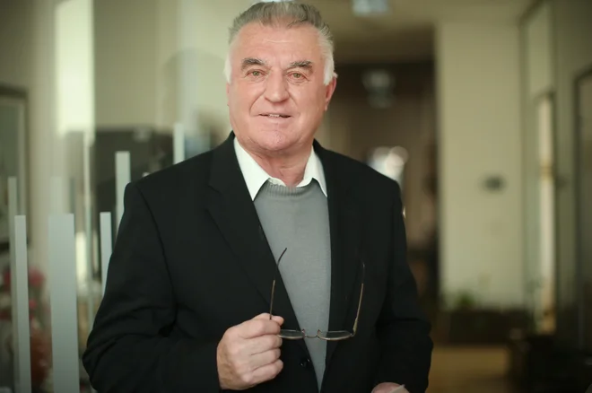 Z vso odgovornostjo se zavedamo, glede na podatke s terena, da se je začelo izvajati grobo nasilje nad posamezniki glede sredstev oziroma pokojnin. Ti ljudje niso ogroženi le zaradi revščine, ampak tudi zaradi zaostrenih odnosov, opozarja Janez Sušnik, predsednik Zdusa. FOTO: Jure Eržen