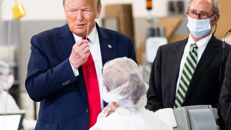 Fotografija: Trump je med obiskom higiensko občutljive proizvodnje bil kot slon v trgovini s porcelanom. FOTO: Nicholas Kamm/Afp