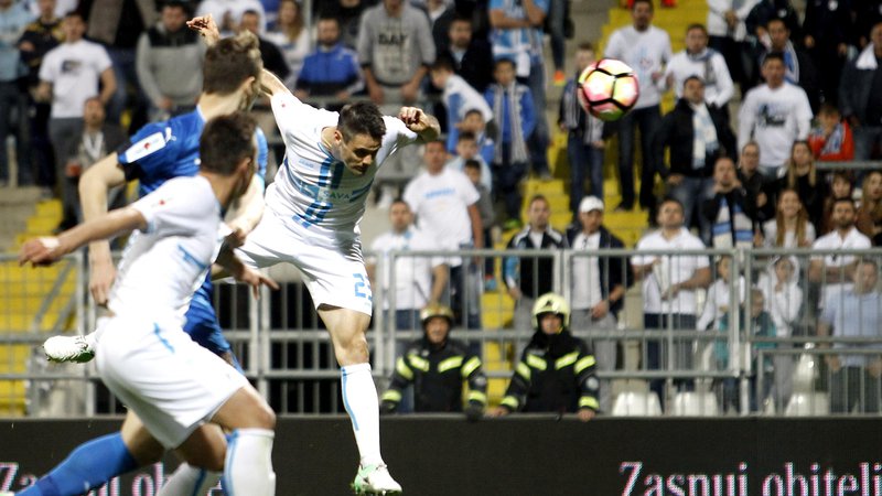 Fotografija: Navijači bodo spet uživali v nogometu na stadionih, torej kot na tej tekmi med Rijeko in Dinamom na Rujevici. FOTO: Matej Družnik/Delo