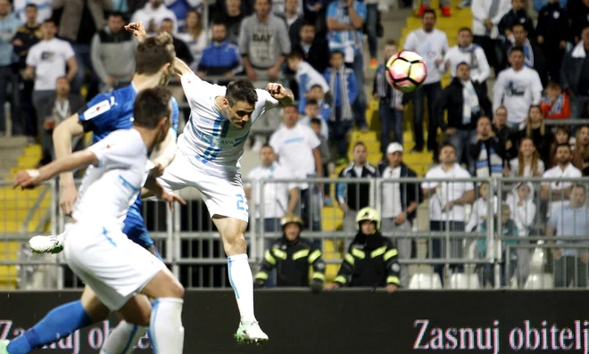 Navijači bodo spet uživali v nogometu na stadionih, torej kot na tej tekmi med Rijeko in Dinamom na Rujevici. FOTO: Matej Družnik/Delo