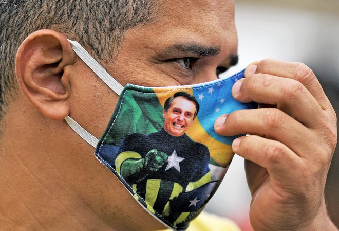 Podpornik brazilskega predsednika na demonstracijah v Riu de Janeiru. FOTO: Carl De Souza/AFP
