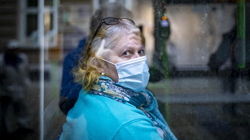 Fotografija: V preteklem tednu ni umrl noben bolnik s covidom-19. FOTO: Voranc Vogel/Delo