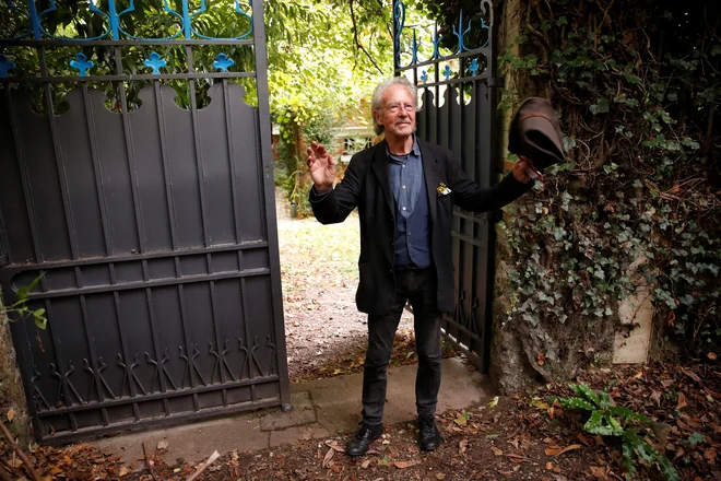 Handke v Chavillu blizu Pariza lani oktobra, ko je postala znana odločitev švedskih akademikov o Nobelovi nagradi za literaturo. Foto Reuters