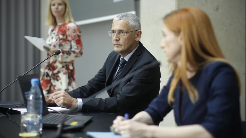 Fotografija: Viceguverner Banke Slovenije Jožef Bradeško in direktorica analitsko raziskovalnega centra BS Arjana Brezigar Masten (desno) sta predstavila najnovejše napovedi centralne banke. Foto Jure Eržen