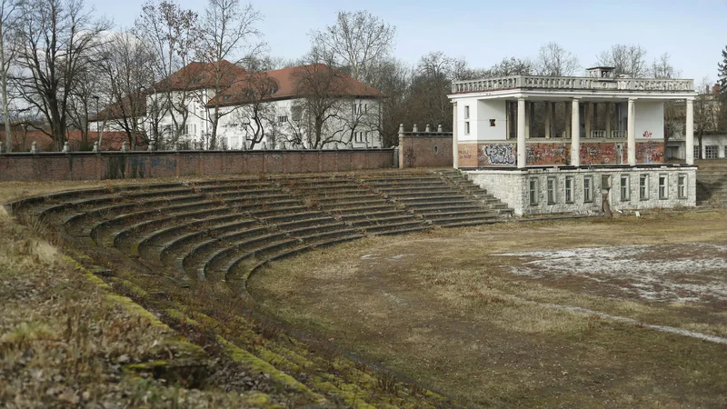 Fotografija: Aliansa belih in črnih naj sklene »bežigrajski mir« v korist začasni nezazidljivosti. Foto Leon Vidic